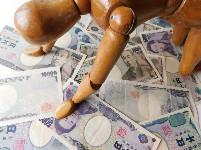 借金を背負う男。春日部市で借金返済の無料相談ができます